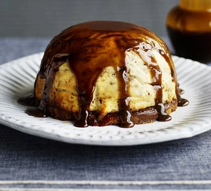 Gâteau au fromage et pud de Noël avec sauce au gingembre
