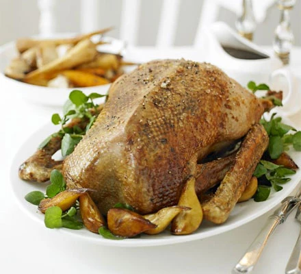 Oie de Noël aux légumes, poires collantes et sauce aux ronces