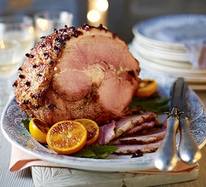 Jambon de Noël épicé avec glaçage membrillo